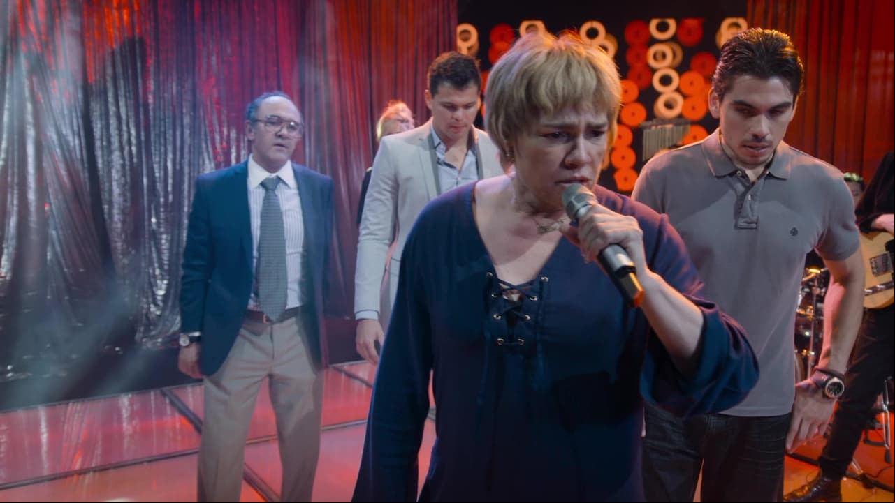 Lupita miente y se golpea para no cantar en uno de sus conciertos. Su enojo es tal que se atreve a agredir a su público.