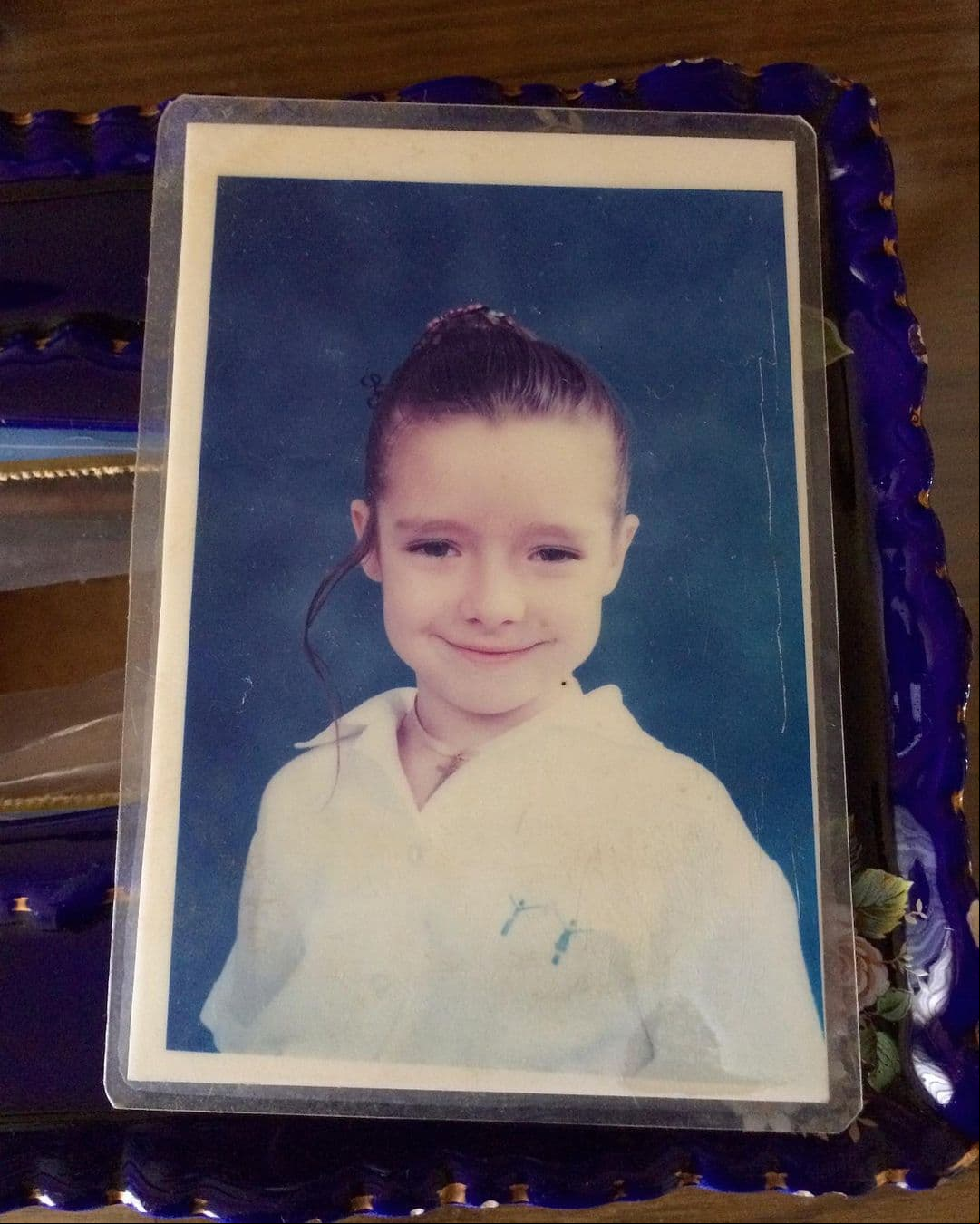 “Me encontré ayer esta foto de mi escuela. Si pudiera viajar en el tiempo y platicar conmigo de esta edad me diría que no tuviera miedo, que disfrutara mucho la vida, que las cosas importantes poco tendrían que ver con ser perfecta o no equivocarme sino todo lo contrario y que ser quien soy es más que suficiente…”, precisó.