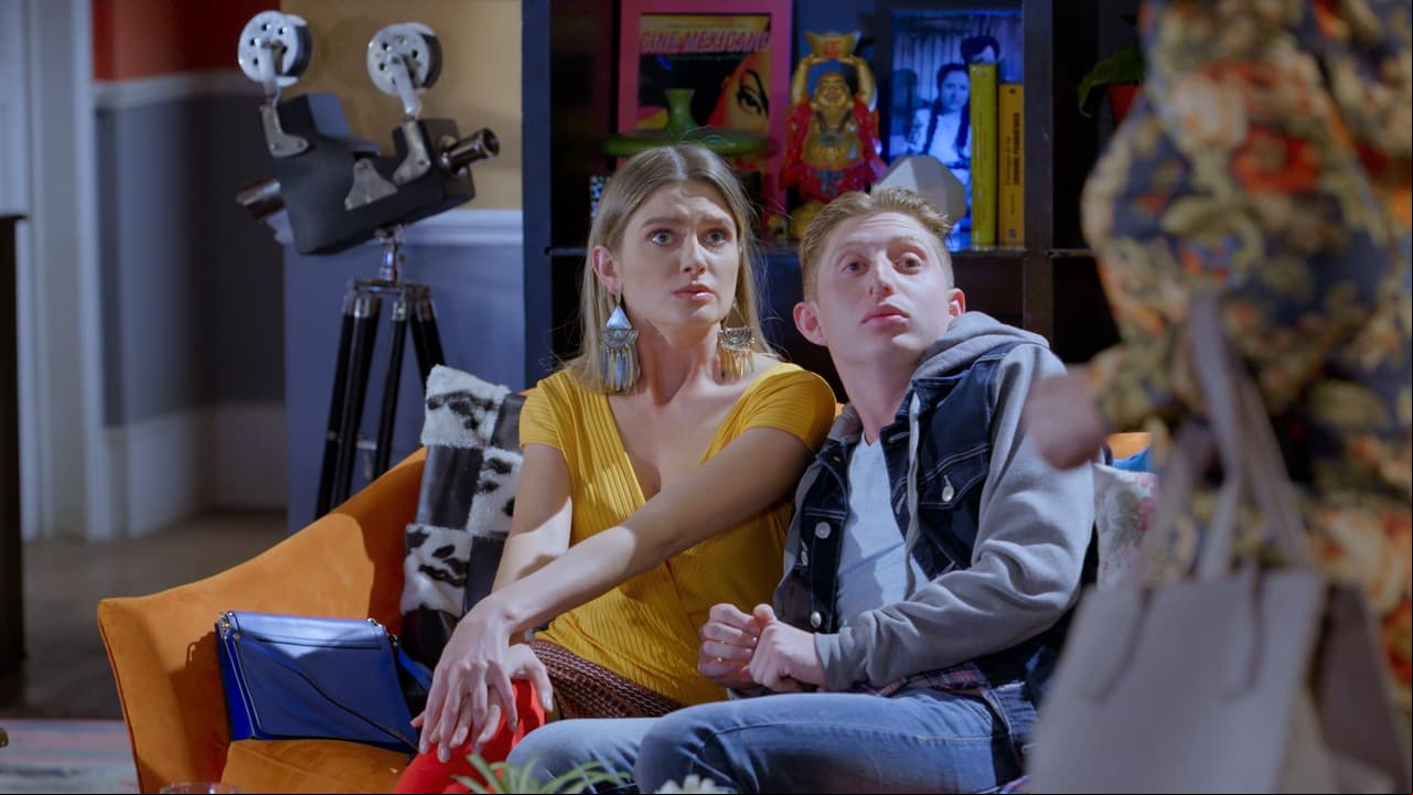 Benito cree que se quedará solo en el departamento e invita a ver "pelis" a su novia, pero Lorena regresa y los sorprende.