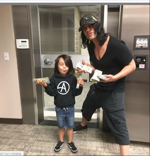 Johnny fue diagnosticado con leucemia linfoblástica aguda en octubre de 2015. En junio de 2016, Angel dijo que su hijo estaba en remisión.