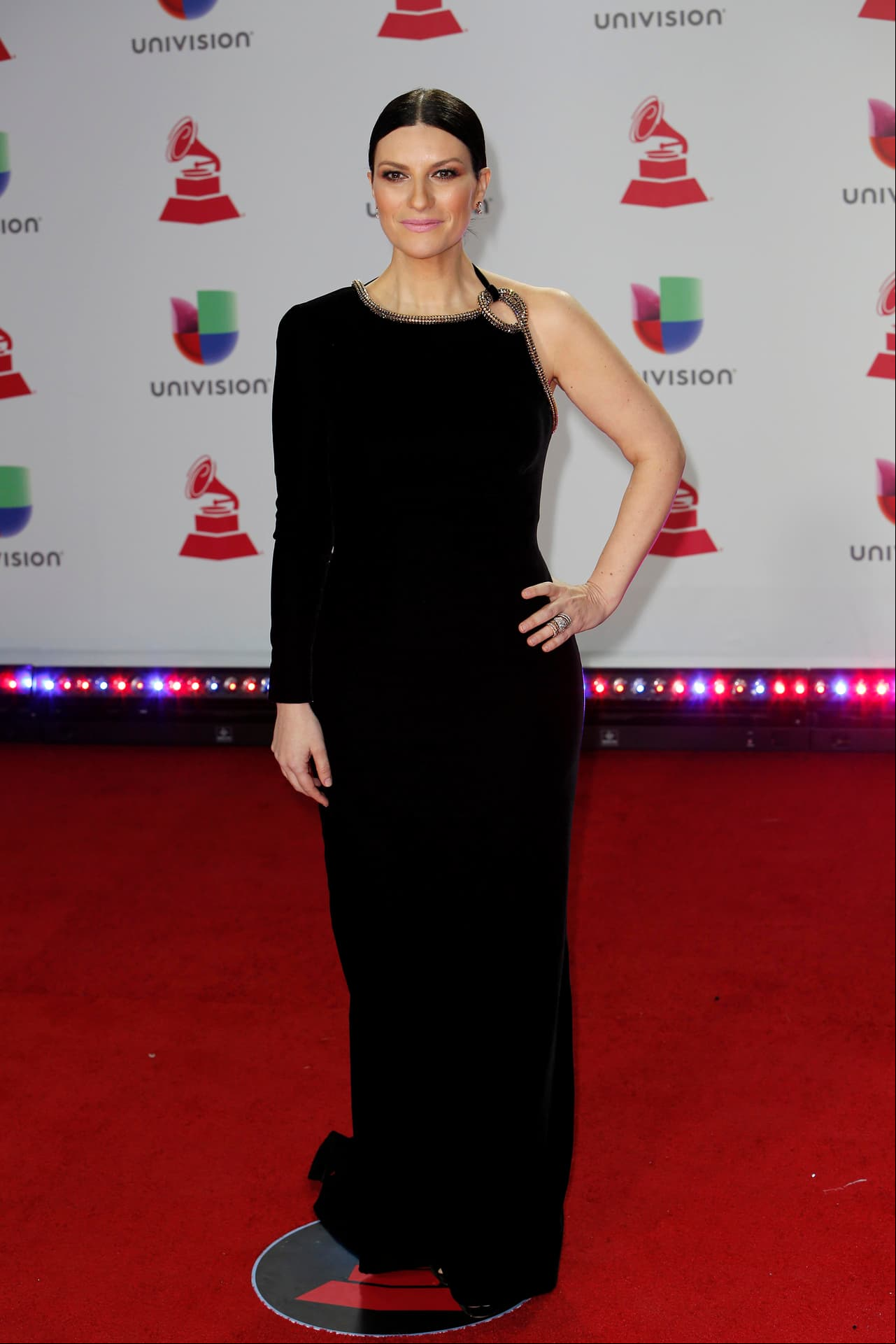 Laura Pausini también optó por un vestido negro muy sobrio para el evento.