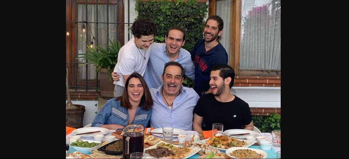Omar Fierro es papá de cuatro varones: Omar Jr., Erick, Nicolás y Allan; pero en redes sociales también ha destacado que Scarlet Gruber es como una hija para él.