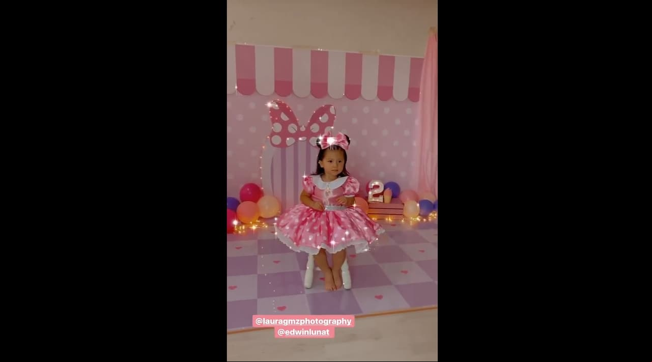 La cantante guatemalteca fue la encargada de compartir en su cuenta oficial de Instagram una serie de videos en los que dejó ver que la pequeña utilizó varios outfits inspirados en Minnie Mouse.