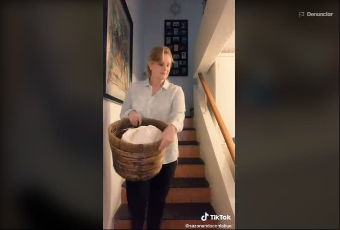 Las escaleras llevan a los dormitorios y además de hacer juego con la madera del barandal, tienen varios cuadros colgados.