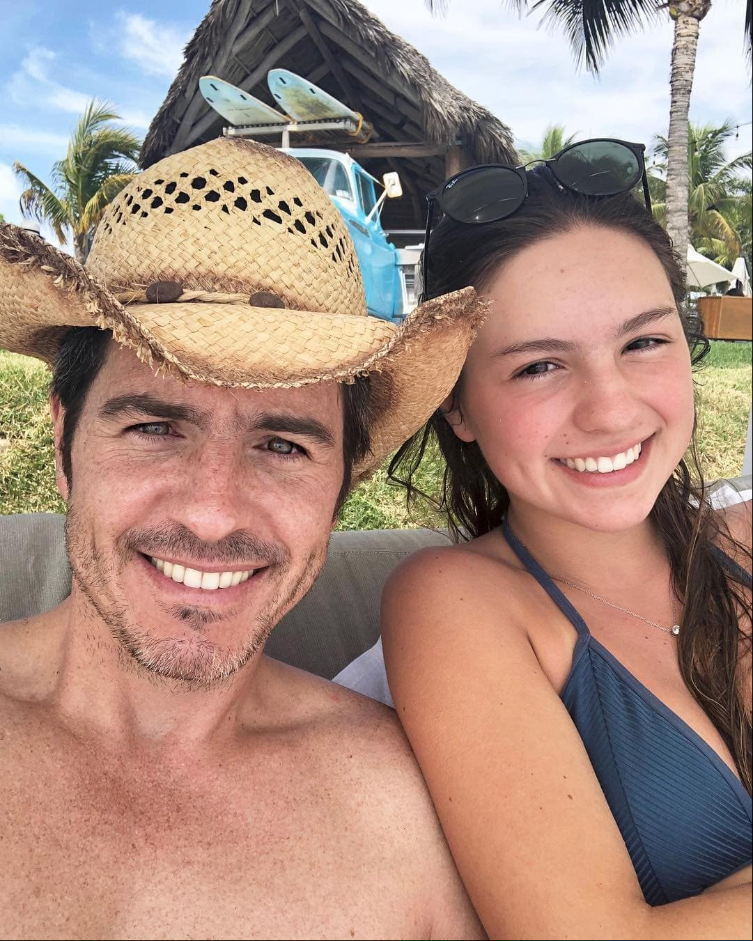 Además de esta fotografía, Mauricio Ochmann dejó entrever en redes sociales que disfruta de unas merecidas vacaciones con su hija en Cancún, pues además de dejarse ver a bordo de un lujoso yate junto a ella, sorprendió al lanzarse del paracaídas.