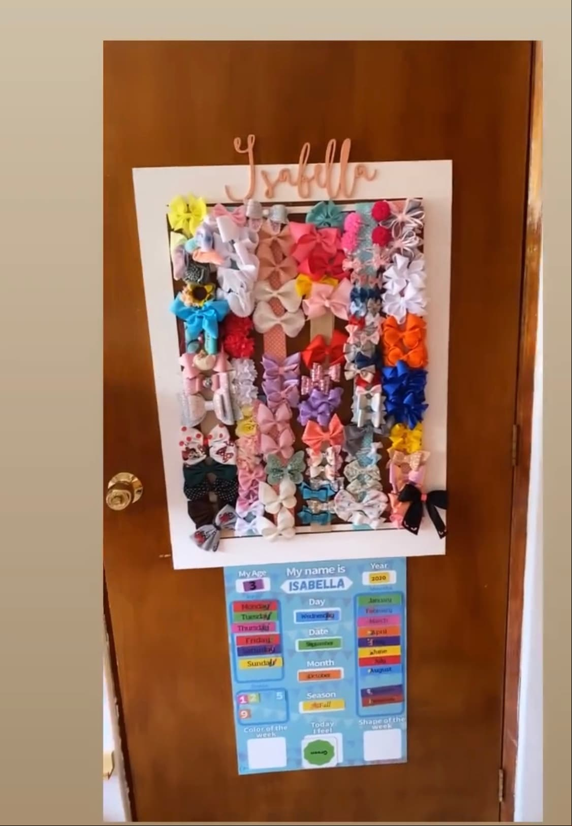 Haciendo un uso máximo del espacio, la orgullosa mamá también colocó un organizador de moños en la puerta, para que los rios tengan un lugar establecido.
