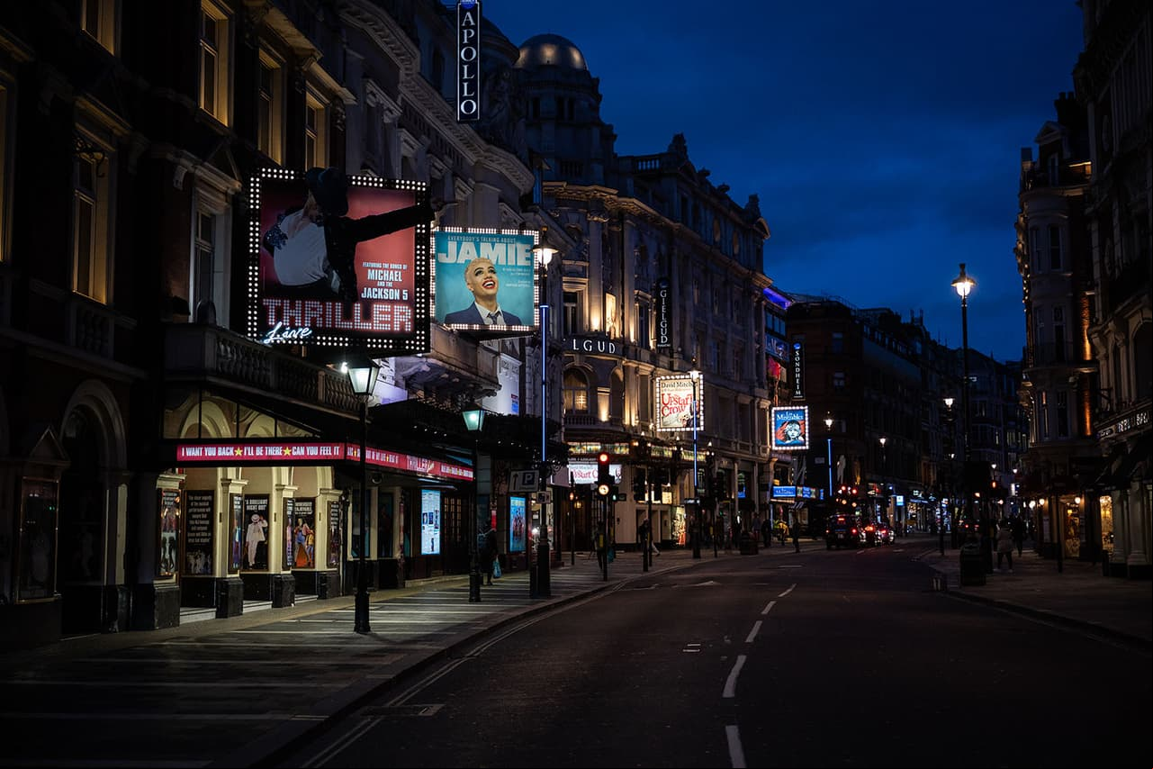 Londres, Inglaterra.
<br>
<br>La avenida Shaftesbury está vacía de peatones después de que el primer ministro del Reino Unido Boris Johnson dijera en su sesión informativa que evitaran los teatros, que no salgan a los bares y que trabajaran desde casa siempre que sea posible.