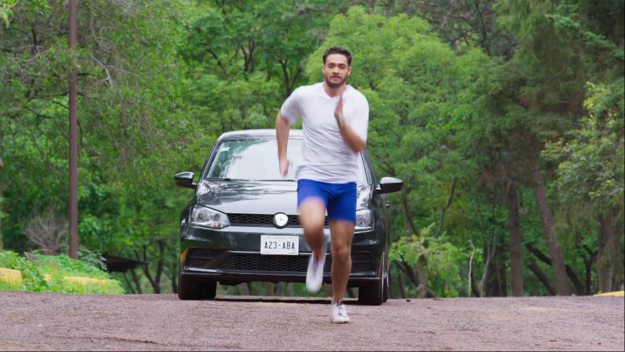 En "Si nos dejan", 'Gonzalo' se da cuenta que 'Samuel' lo persigue en su auto y trata de escapar.