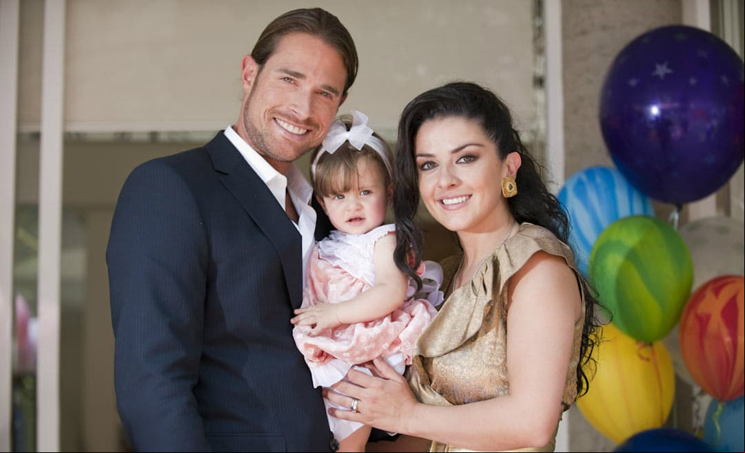 Ese mismo año también apareció en ‘Cuando me enamoro’, telenovela en la que dio vida a ‘Roberto’, quien tiene un matrimonio feliz con ‘Regina’ (Lidia Ávila) y una bella bebé, además de tener una relación extramarital con ‘Roberta’ (Margarita Magaña).