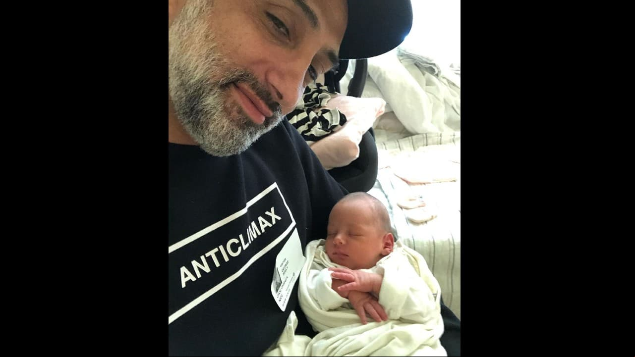 El primero en celebrar el cumpleaños de Bella fue George Seely, quien a pesar de que no la ve desde hace casi diez meses, compartió una fotografía inédita de las primeras semanas de vida de su hija junto a emotivas palabras.