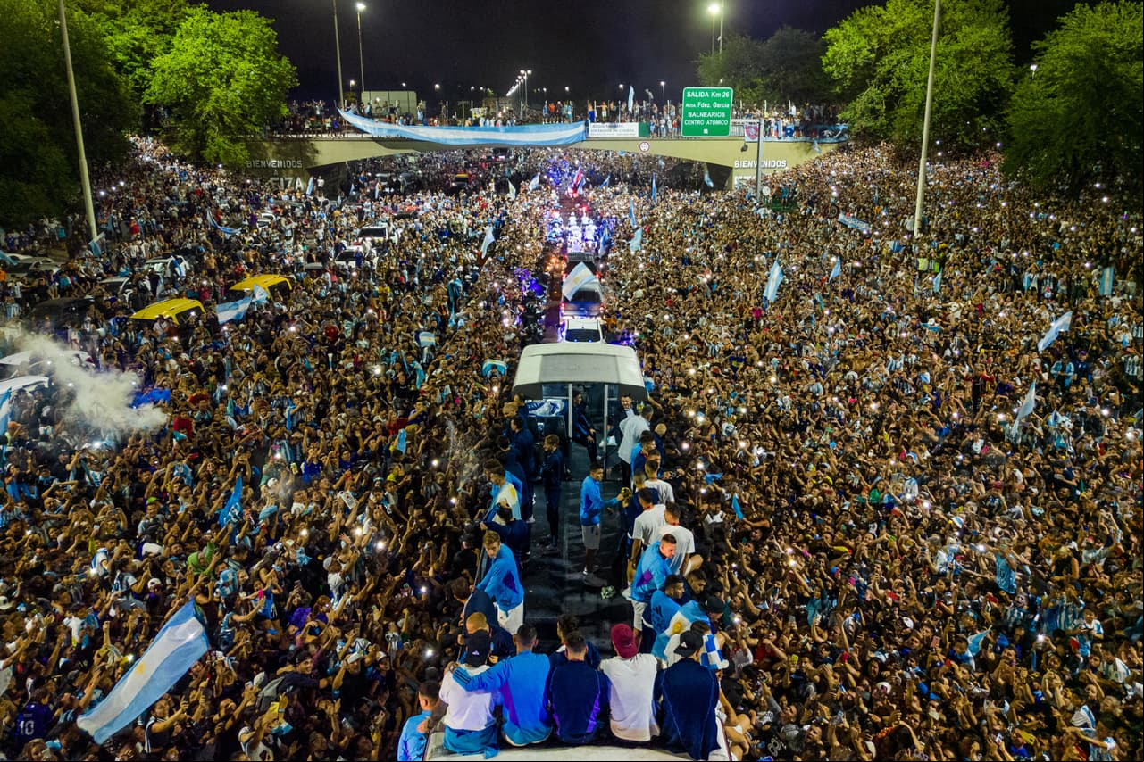 Festejos de la selección argentina en Buenos Aires tras ganar el Mundial Qatar 2022.