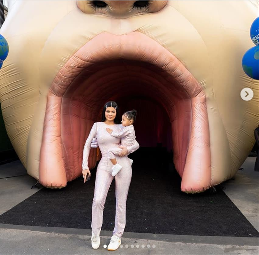 El pasado 27 de enero, Kylie Jenner ofreció una fiesta entre lujos y mariposas por el lanzamiento de su nueva línea de maquillaje inspirada en su hija Stormi, pero para el cumpleaños número dos de la pequeña tiró la casa por la ventana con un gran festejo.