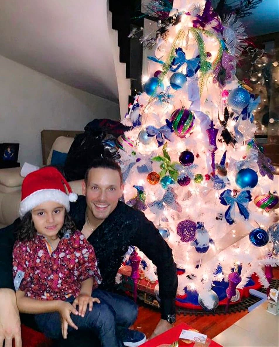 Derrick James, conocido por interpretar a ‘Santos Echagüe Robles’, es padre de Romeo, con quien posa frecuentemente en su cuenta de Instagram.