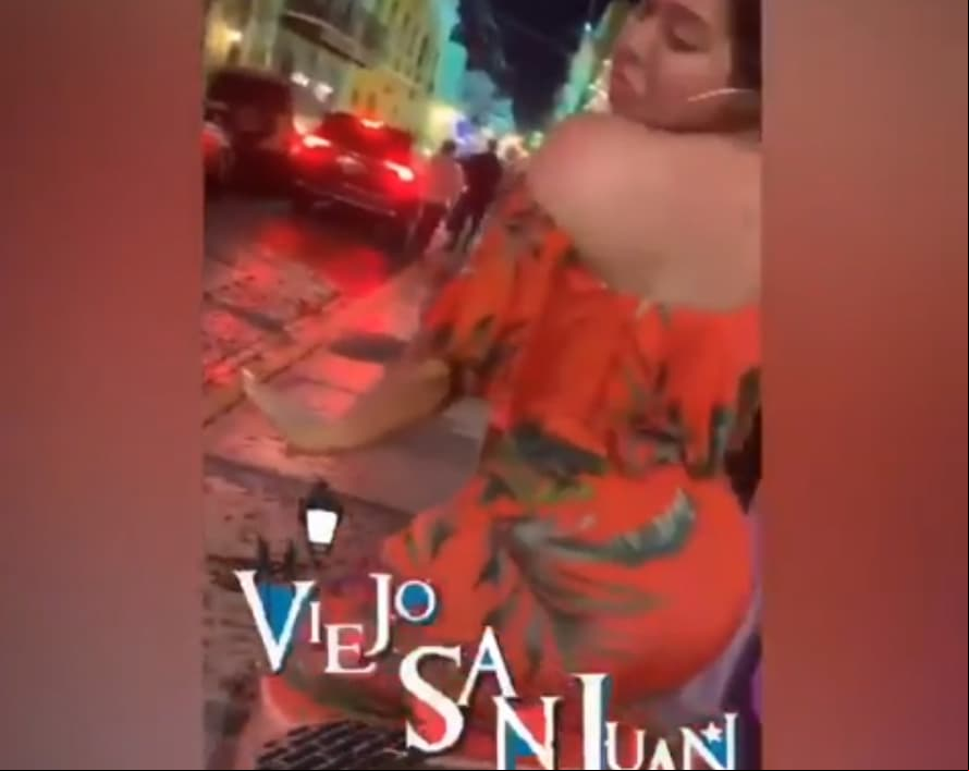 “Puerto Rico me hizo hacer esto… la isla del encanto”, expresó Chiquis mientras presumía sus mejores pasos de baile en las calles de este sitio.