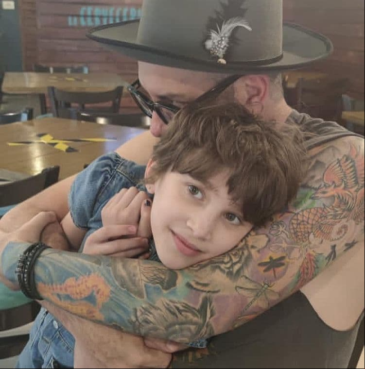 Esta imagen de Faisy con la hija de su prometida, Iratxe Beorlegui, dice más que mil palabras: "Mi migaja de Amor.. cada día enseñándome algo… Te Adoro".