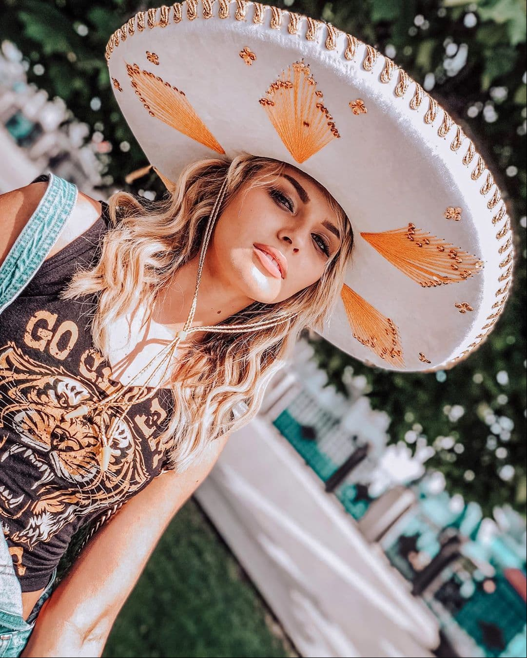 Luciendo el característico sombrero de charro, Irina Baeva, nacida en Rusia, festejó: ¡Viva México!Celebrándote siempre".
