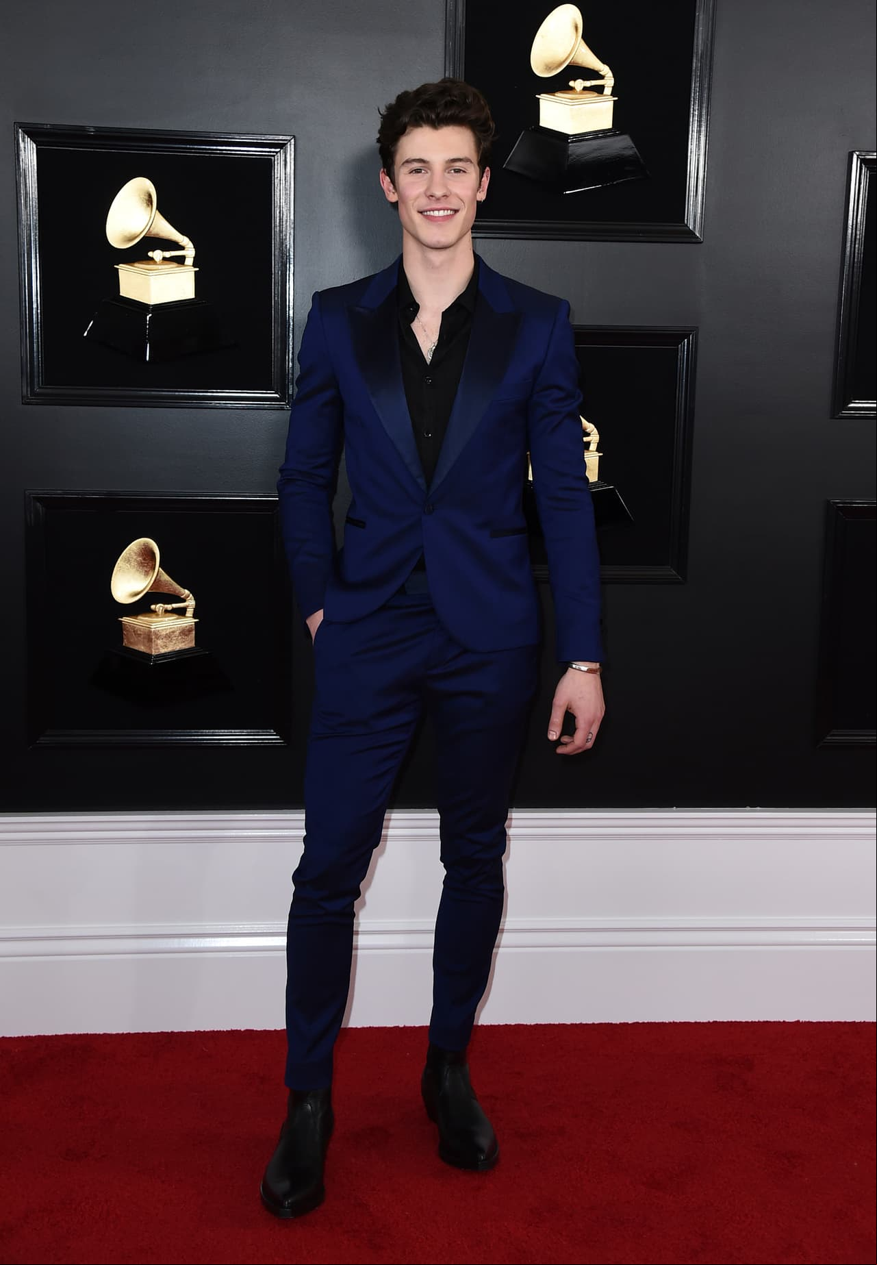 Shawn Mendes optó por utilizar un traje azul y camisa negra para desfilar por la alfombra roja del Grammy