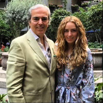 En el evento, publicó el diario Reforma, la hija del economista, Lorenza Lazo Bally, confirmó a los fotógrafos que la mujer que los acompañaba era la pareja de su padre.