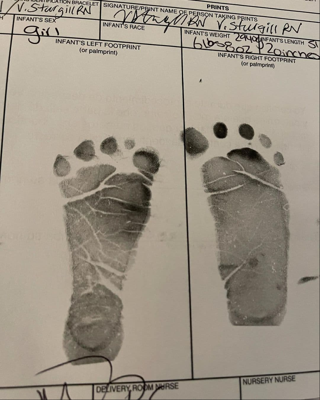 Horas más tarde confirmó la llegada de su hija con una emotiva fotografía del certificado de nacimiento en el que se podían ver las huellitas de Vida.