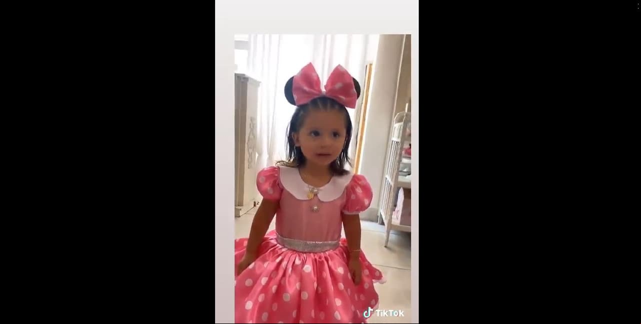 Incluso posó y realizó un TikTok con uno de los vestidos emblemáticos del personaje de Disney