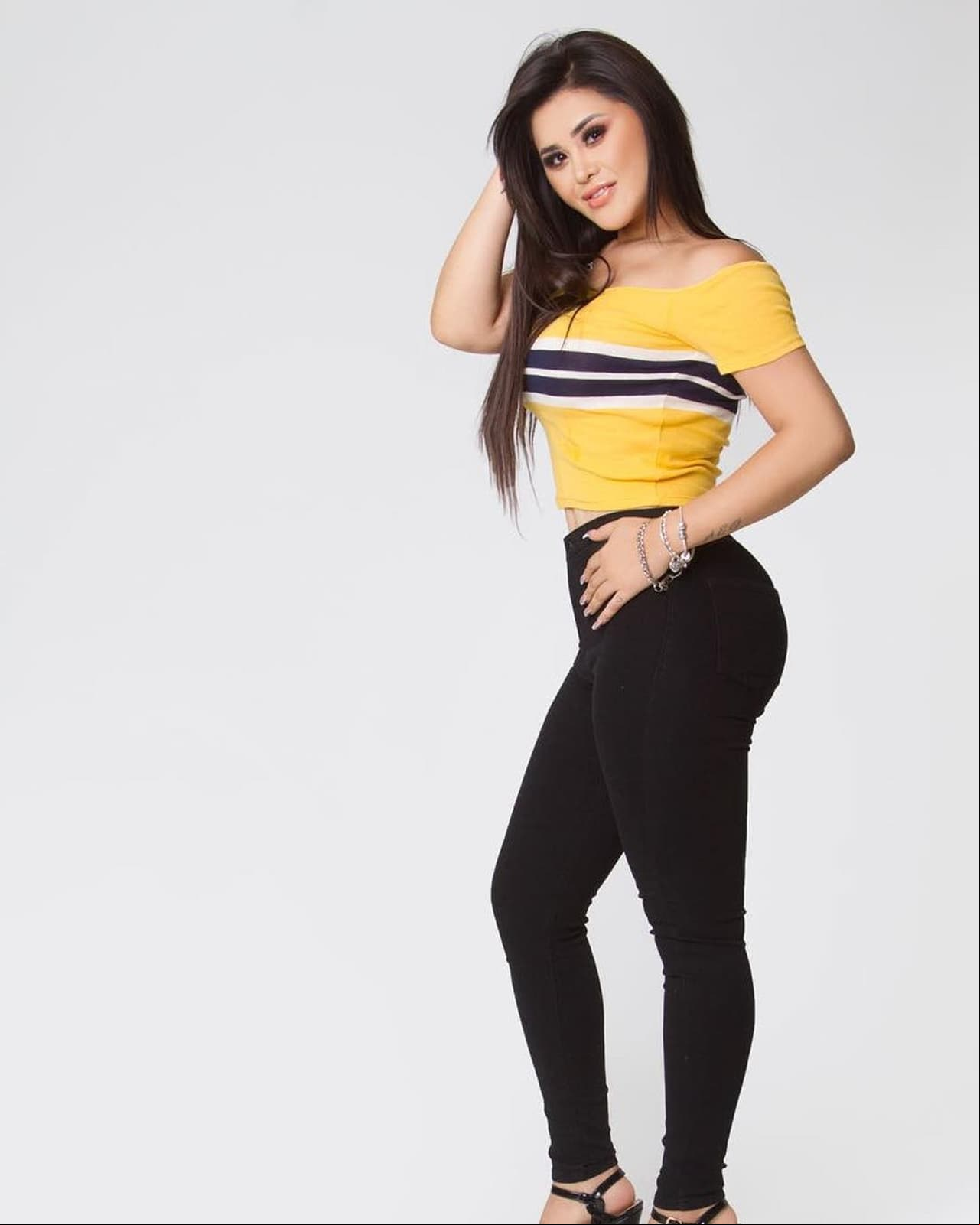 Gomita presume sus curvas en redes sociales