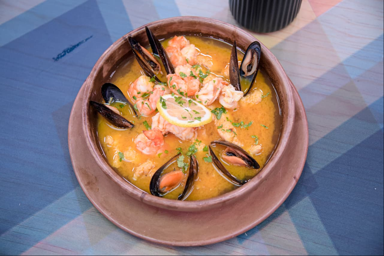 Los Toledo ofrecieron a los jueces una entrada de tostadas de atún con poro, caldo de mariscos y pulpo en su tinta.