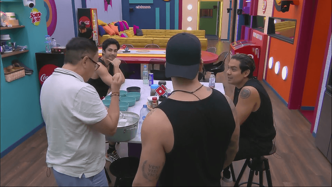 Mario sirve la comida en La Casa de los Famosos México