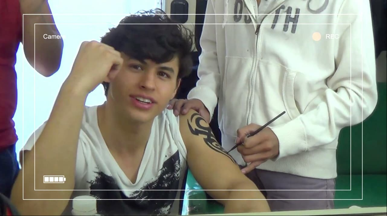 SECRETOS: Tatúan a Carlos Ramos ¡y nos canta!