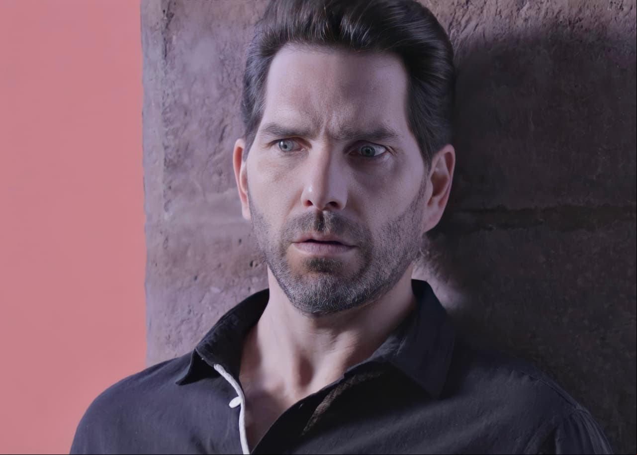 El actor Arap dando vida a 'Alfredo', en un momento de gran tensión dentro de la historia que ya está cautivando al público todos los días a las 21:30 hrs.