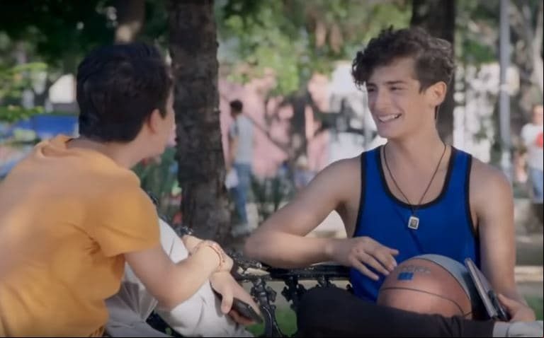 Además de descubrir que comparten el gusto por el basquetbol y que irán en la misma escuela, 'Aris' le cuenta a 'Temo' su gusto por las redes sociales.