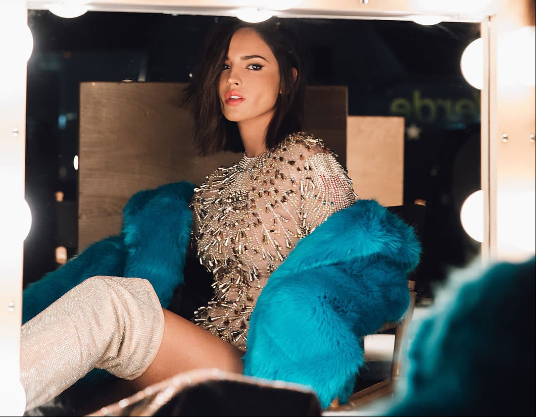 Eiza González cautiva ahora en sexy atuendo color rojo