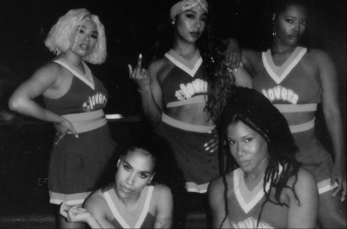 Tayla Parx y Victoria Monét—artistas que co-escribieron ‘Thank u, next’ con Ariana, son parte del equipo de porristas de ‘Triunfos Robados’