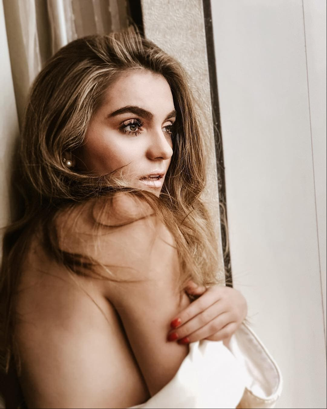 En septiembre de ese año, Sofía subió a Instagram una serie de instantáneas en las que presumió su belleza con poco maquillaje, destacando su cabellera en tonos rubios.