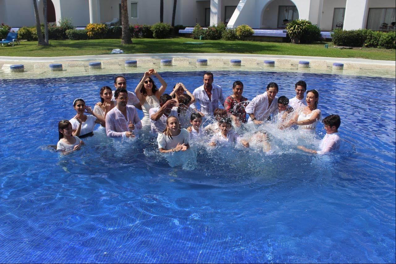 Luego de terminar de grabar, los actores del melodrama se lanzaron a la piscina del hotel.