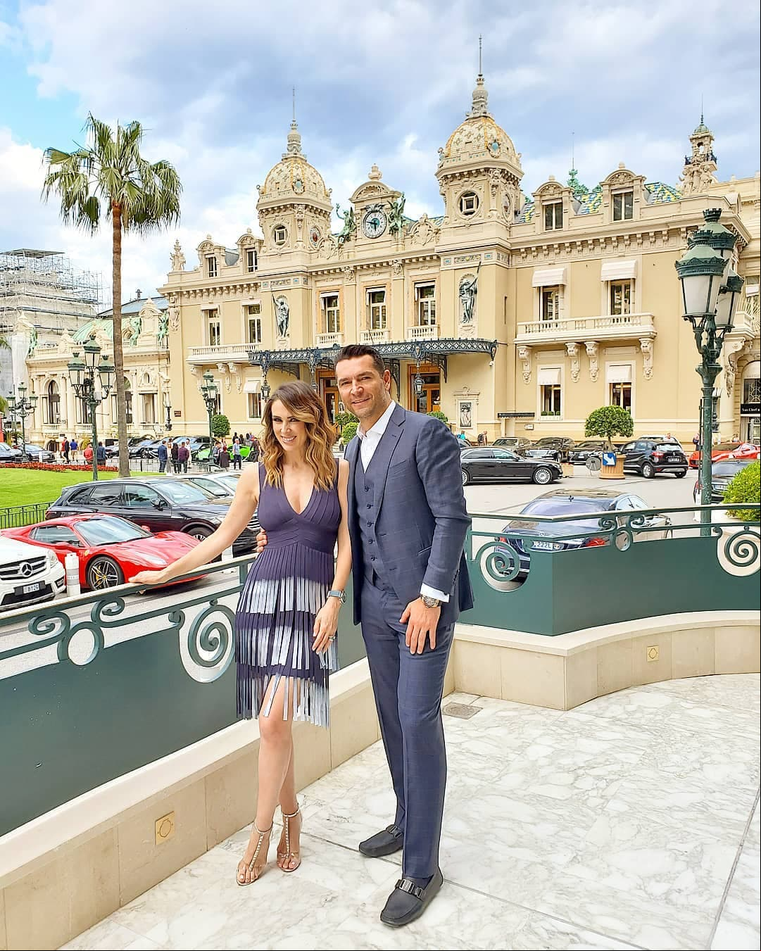 Jacky lució un vestido azul con un discreto escote, mientras que su esposo usó un traje del mismo color con una camisa blanca sin corbata.