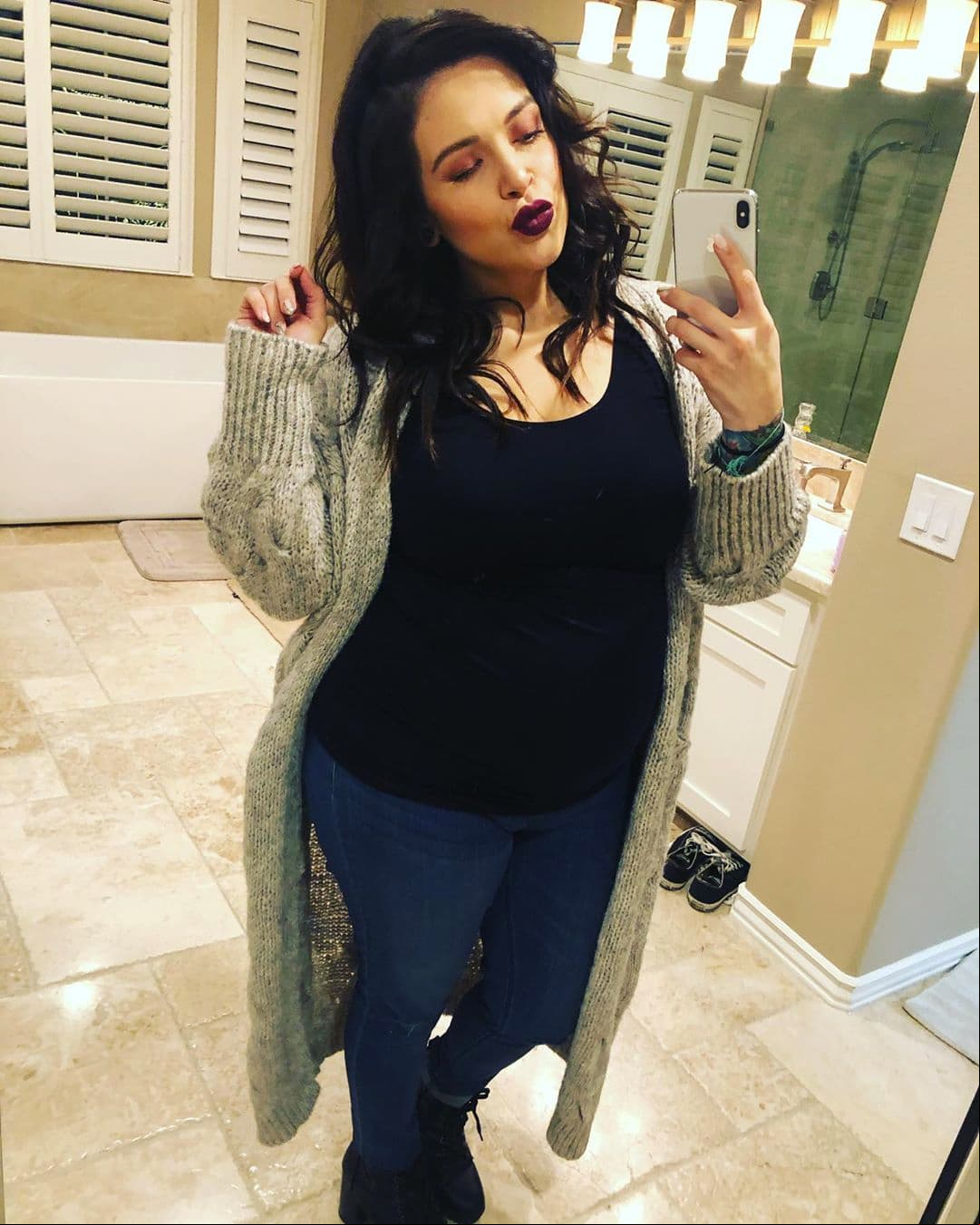 En su vlog, en la semana 19, la cantante compartió que subió 8 kilos, por lo que había comenzado a cuidar su peso. “No es algo de lo que quiera hablar, no es algo que me da gusto por tantos comentarios que recibí. Cuando me di cuenta que estaba embaraza, sin que suene mal, de las primeras cosas que pensé fue: ‘todo este trabajo, no es justo’, pero es parte de la vida y si bajé una vez, lo voy a hacer de nuevo”, contó.