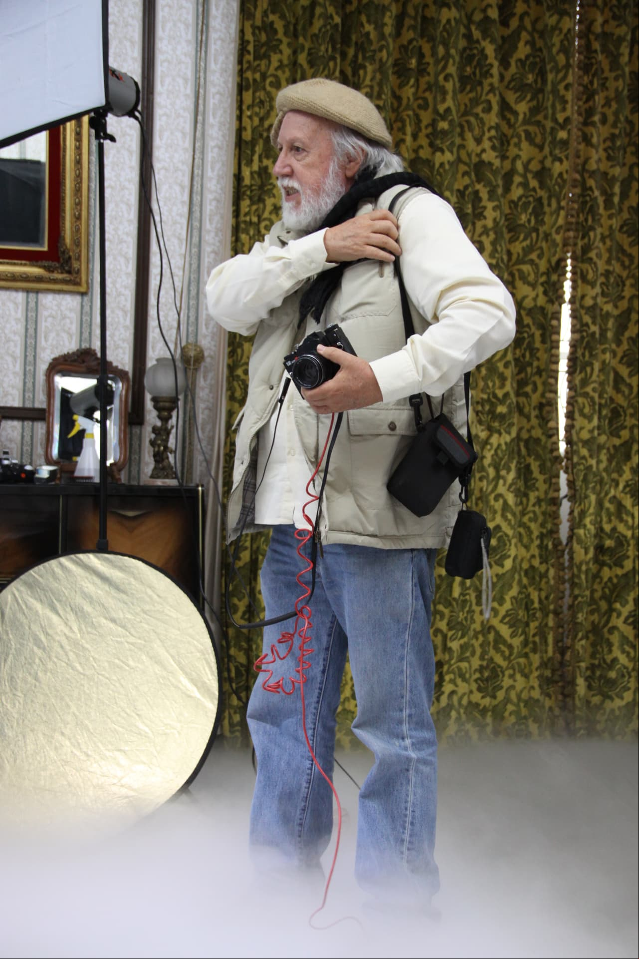 Él pone todo su empeño para sacar las mejores fotografías.