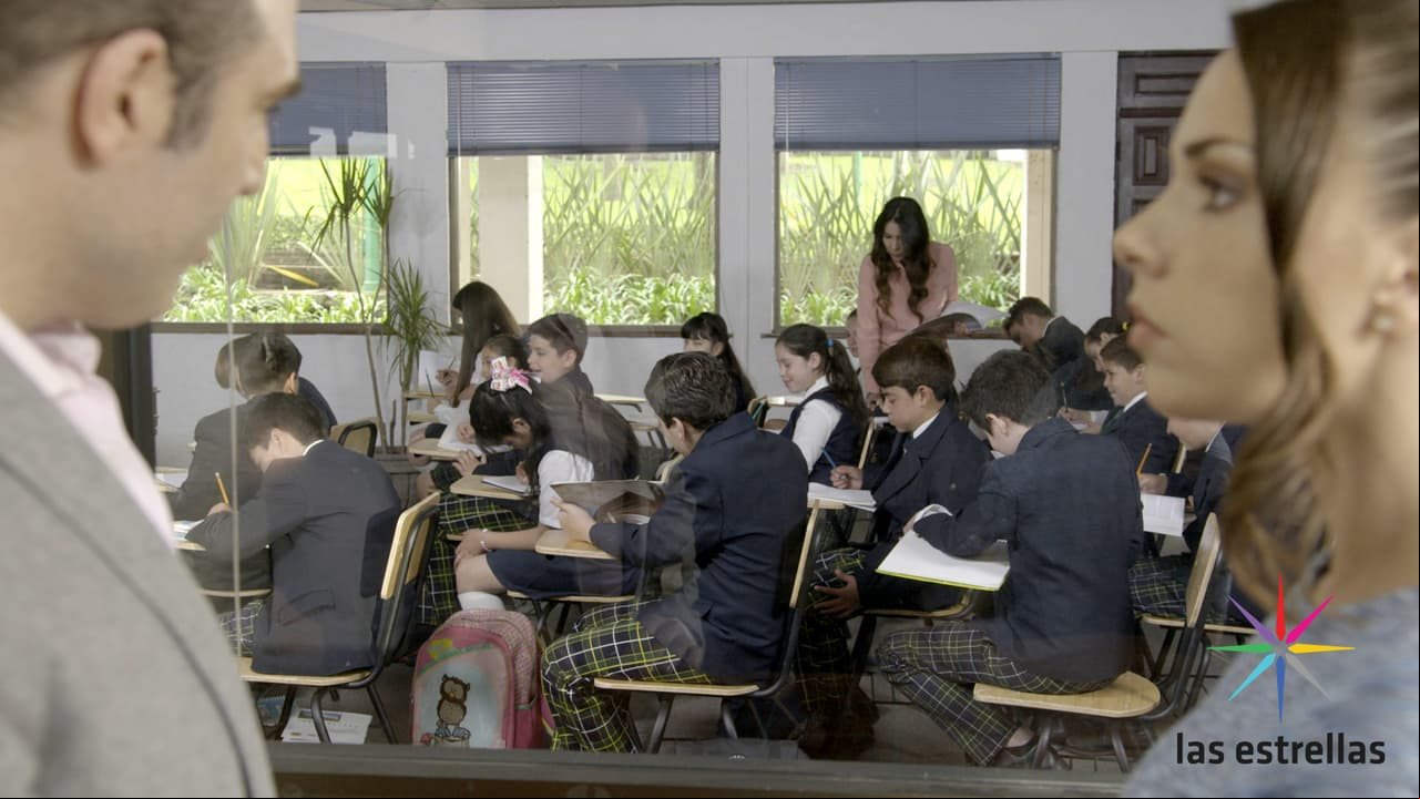 Elena y Alejandro deciden tramar un plan para afectar a la familia de Víctor y así aprende cuál es su clase social y el lugar que le corresponde en la vida, según ellos.