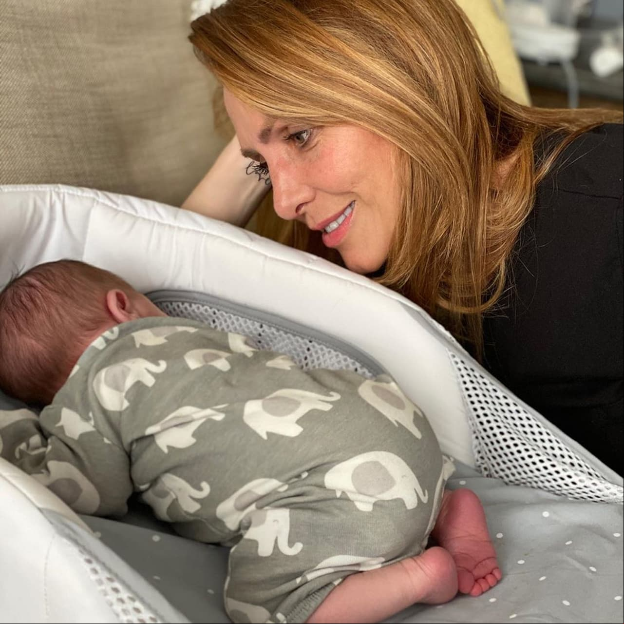 Erika Zaba se adelanta a las críticas y explica por qué su hijo aparece boca abajo en foto