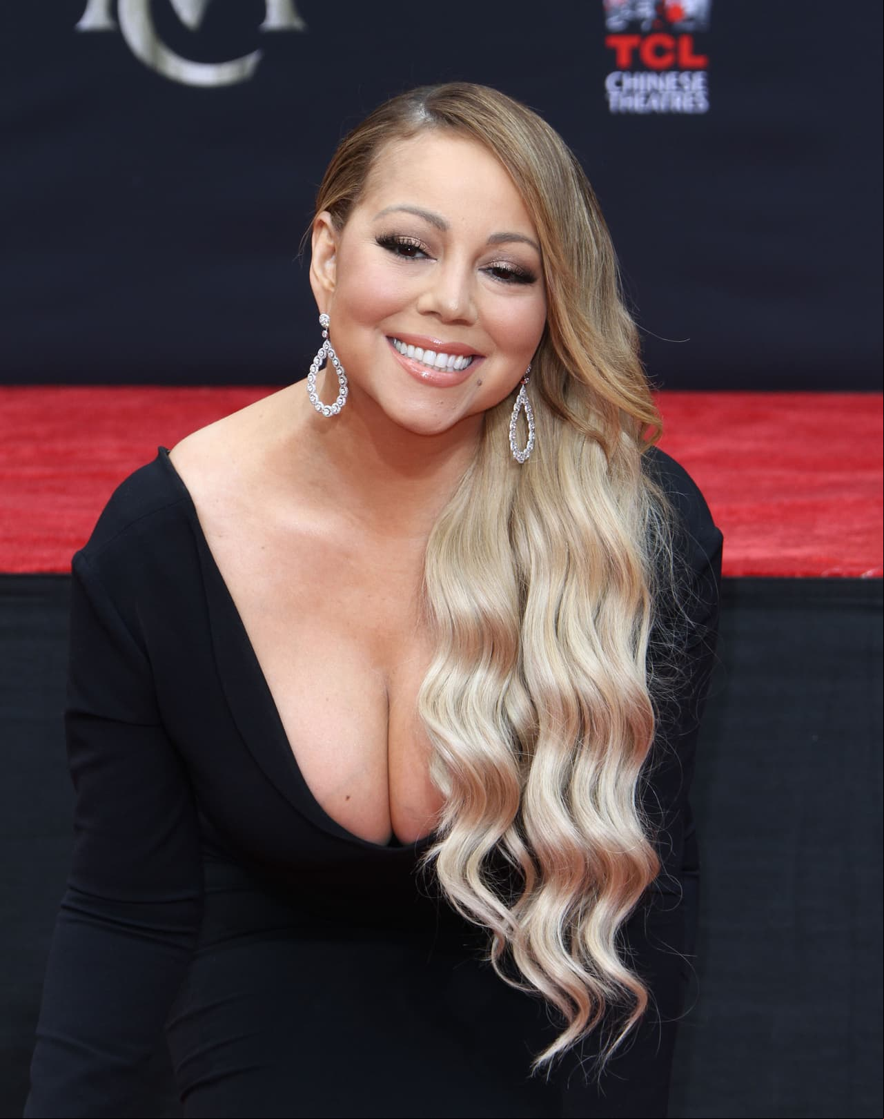 Photo © 2017 NPA/The Grosby Group Mariah Carey Hand and Footprint Ceremony held at The TCL Chinese Theater in Hollywood, California on 11/1/17. In this photo:Mariah Carey