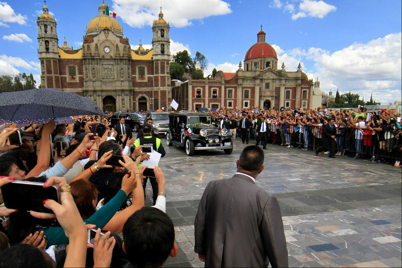 Tras el homenaje que José José recibió en el Palacio de Bellas Artes, sus restos fueron trasladados a la Basílica de Guadalupe.