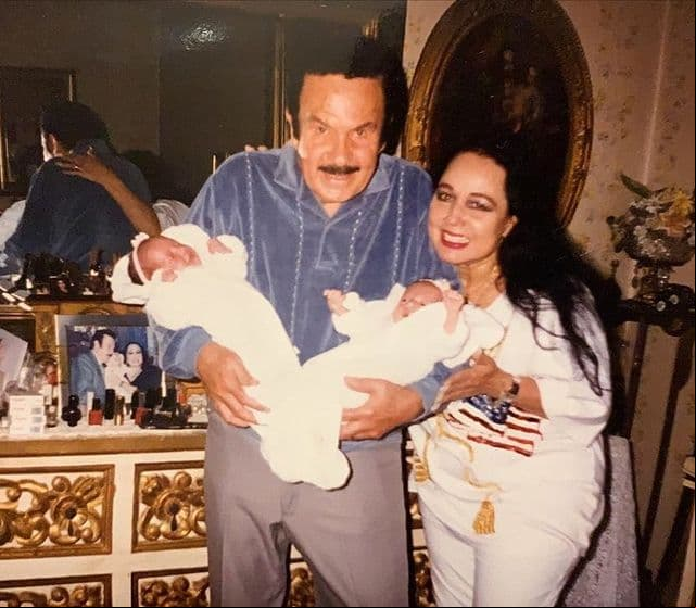 No hay duda que por sus venas corre el gen artístico, sin embargo, Susana está alejada completamente del medio del espectáculo aunque suele presumir sus raíces como con esta foto de sus abuelos: "Con mi abuelito Antonio, mi abuelita Flor y mi mamá. Mis abuelos siempre aquí, siempre en mí, para siempre. Gracias por las fotos, ma".