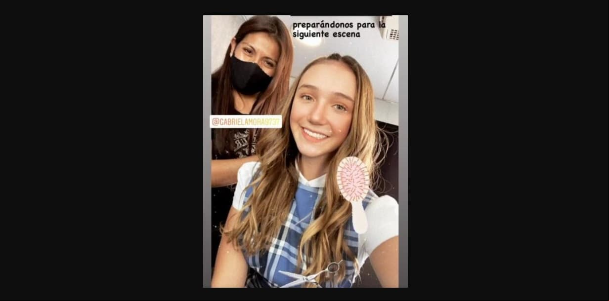 La imagen de la hija de Andrea Legarreta se volvió viral en distintas cuentas de clubs de fans y acaparó los titulares; además, también mostró cómo la preparan en maquillaje para las escenas.
