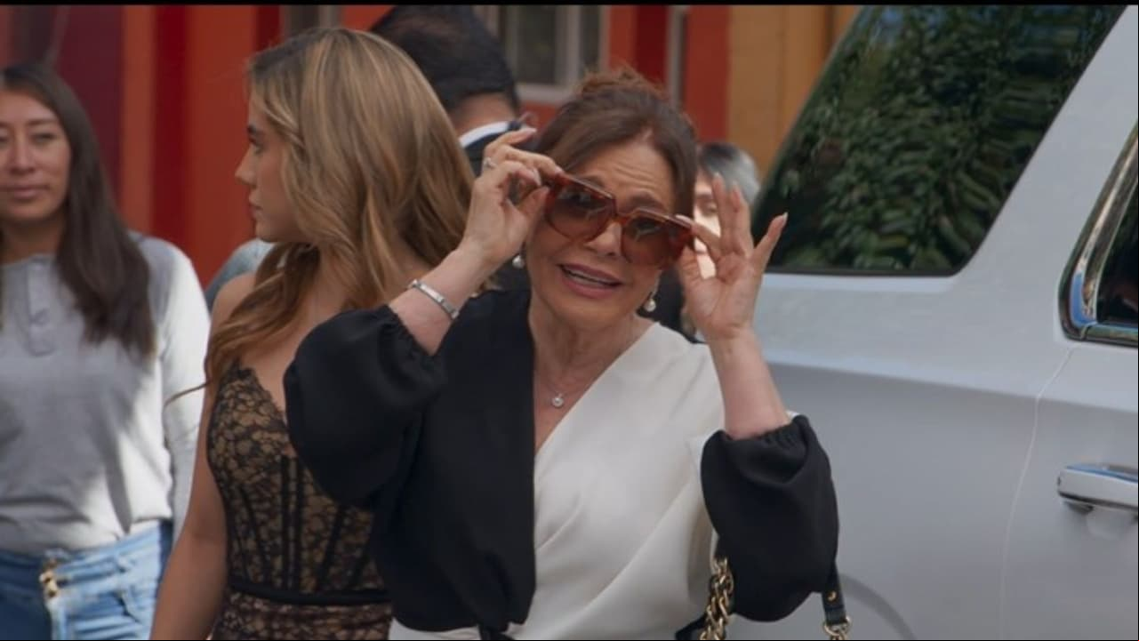 Ofelia se pone su mejor ropa y va a la vecindad a presumir su nuevo estatus