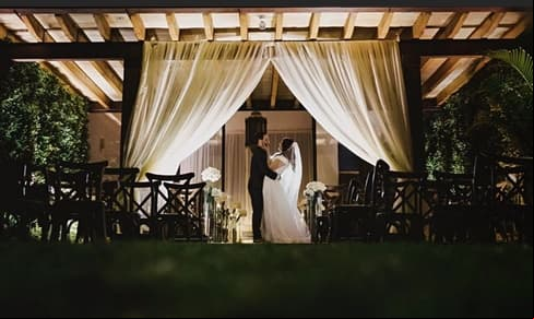 A través de su cuenta oficial de Instagram, la cantante compartió varias fotografías de su boda y dejó claro que estuvo acompañada por sus seres queridos más importantes.