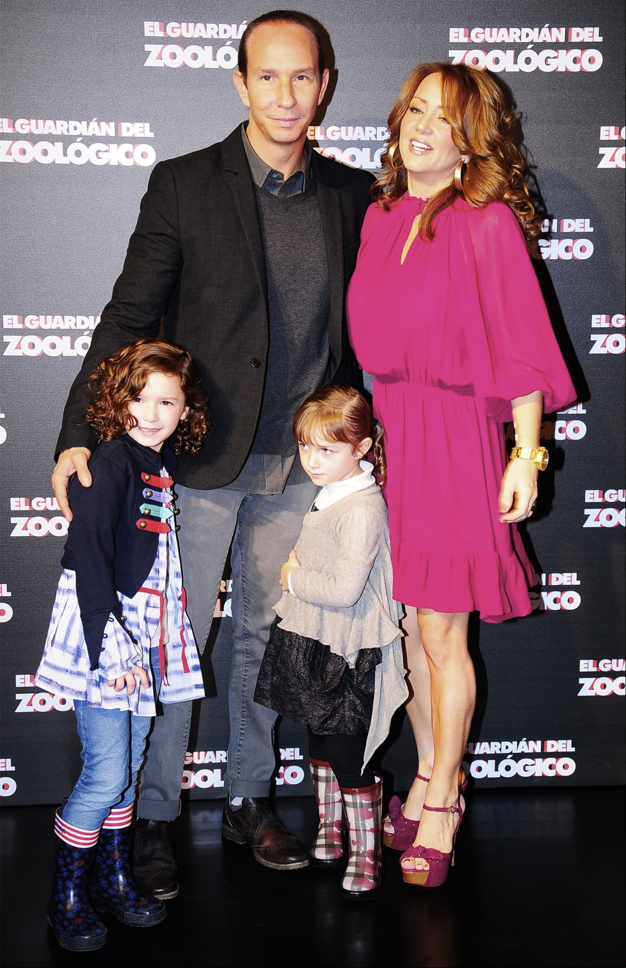 Desde muy pequeña Mía mostró su amor por las cámaras, a tal punto que durante algunas alfombras rojas, como en julio de 2011, le robó la atención a sus famosas padres cuando desfilaron en la premier de ‘El guardián del zoológico’.
