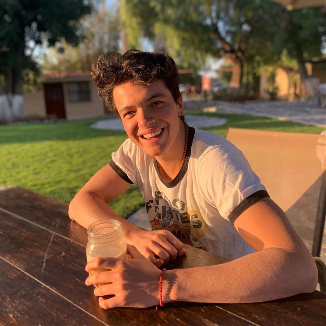 En julio, murió el actor Sebastián Athié, quien realizó algunos capítulos de La Rosa de Guadalupe y recientemente impactó por su trabajo en Disney Channel, a los 24 años de edad, víctima de un infarto fulminante.