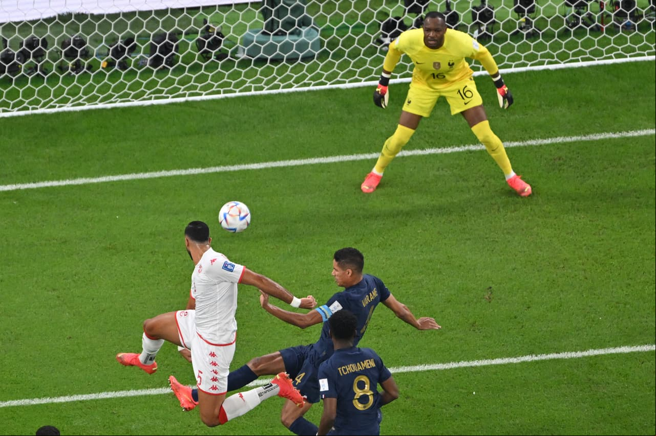 Túnez da la sorpresa y vence a Francia a quienes les hicieron un partido por el que no los dejaron anotar y aún más, el VAR anuló un gol que Griezmann anotó en los últimos minutos, lo que iba a significar el empate y finalmente no se sube al marcador.Túnez a pesar de la victoria, queda fuera de los octavos de final de Qatar 2022.