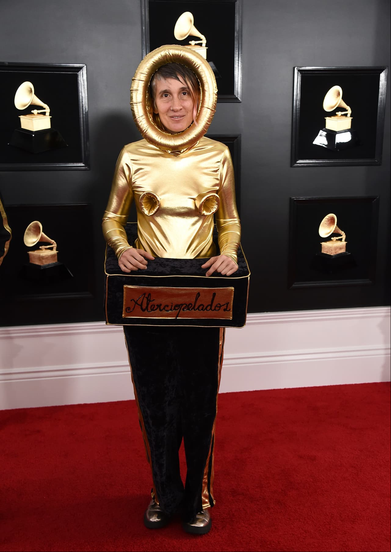 Andrea Echeverri, vocalista de la banda Aterciopelados, apareció vestida literalmente de premio Grammy.