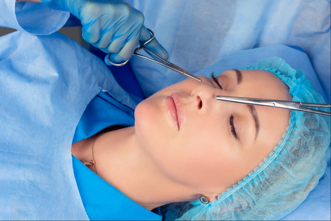 Rinoplastia: esta intervención modifica el equilibrio y la armonía del rostro. Se realiza a través de una serie de incisiones en el interior o exterior de la nariz.